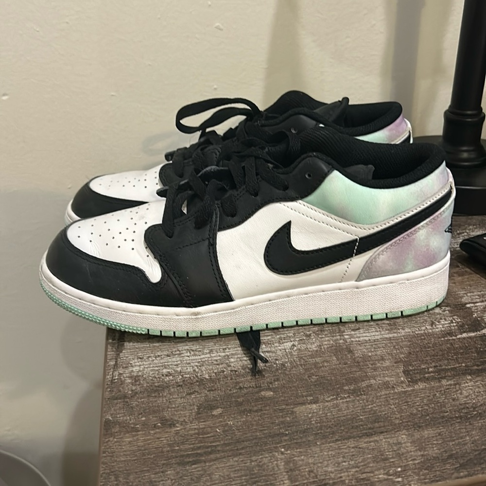 Air Jordan boys 7Y women’s 8.5